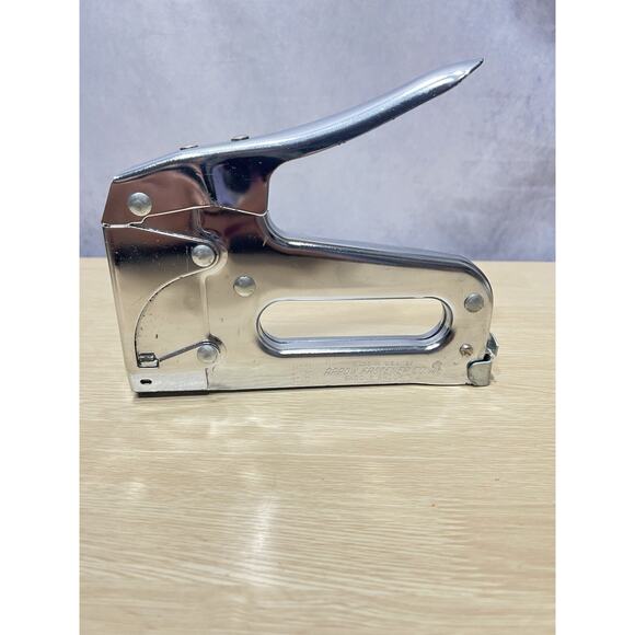 ARROW Low Voltage Wire Fastener T-18 Hand Stapler Staple Gun - USA Made - Picture 1 of 9